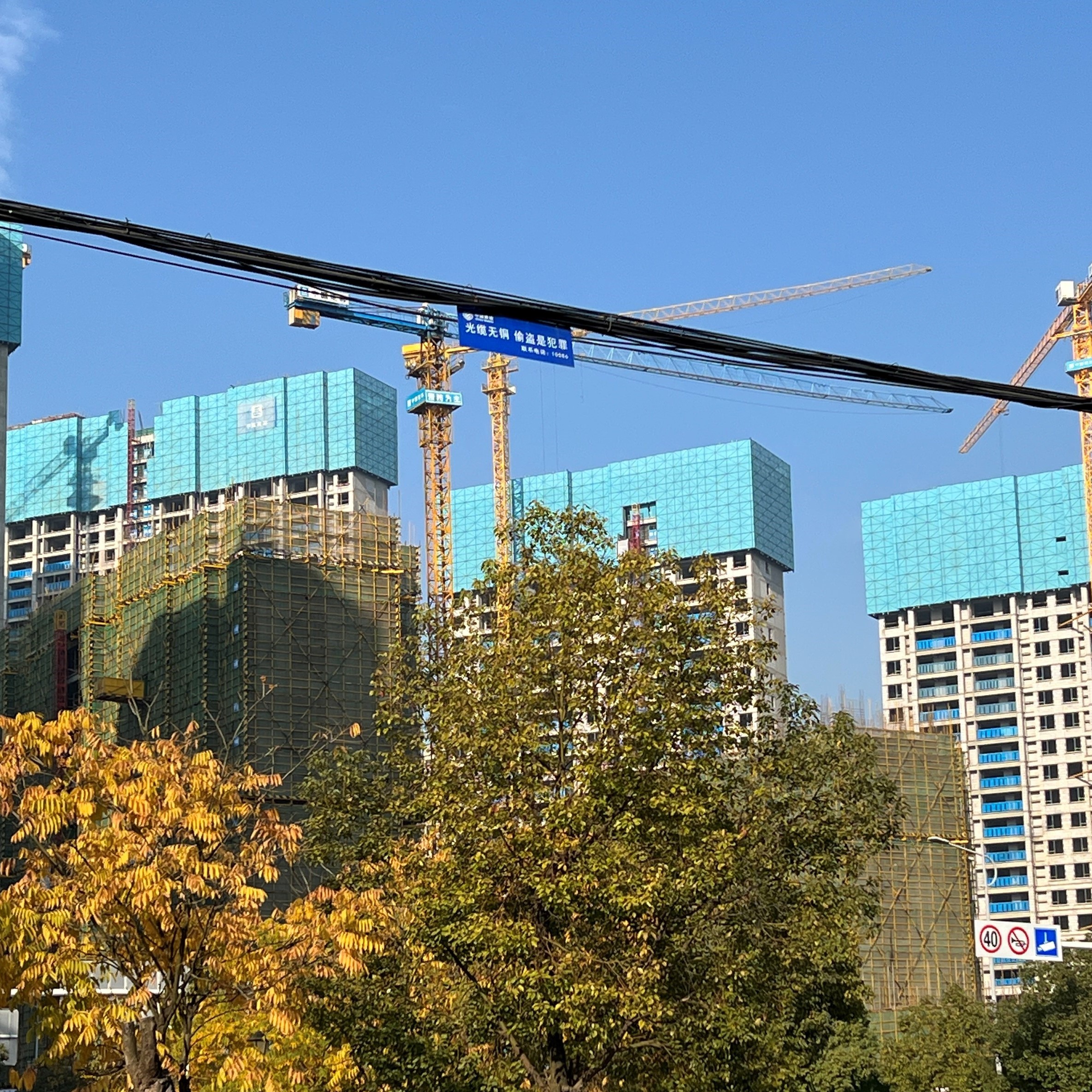 為什么現(xiàn)在建筑施工單位用半鋼爬架的少？