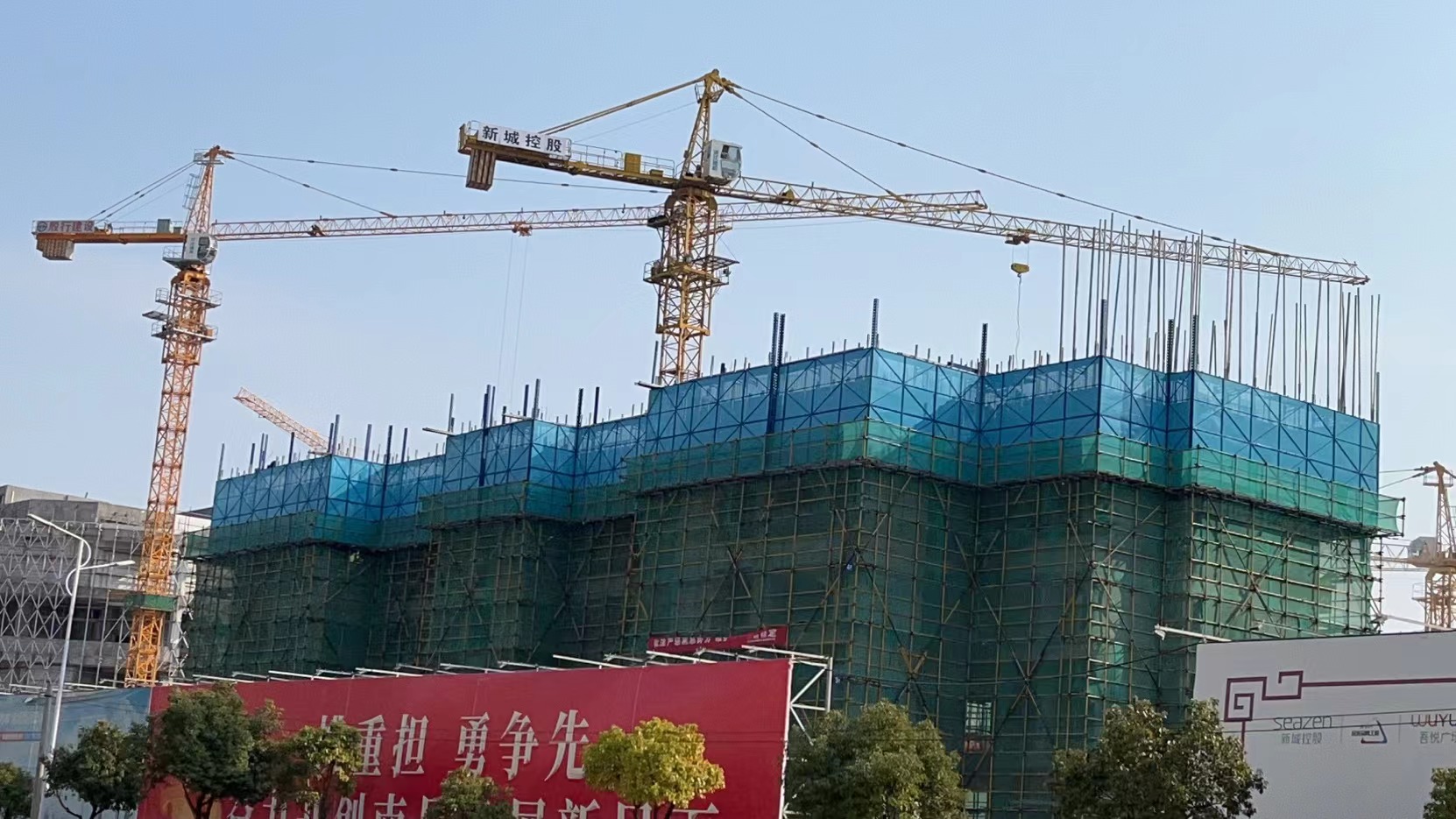 高層附著式爬架在高層建筑施工中的應(yīng)用
