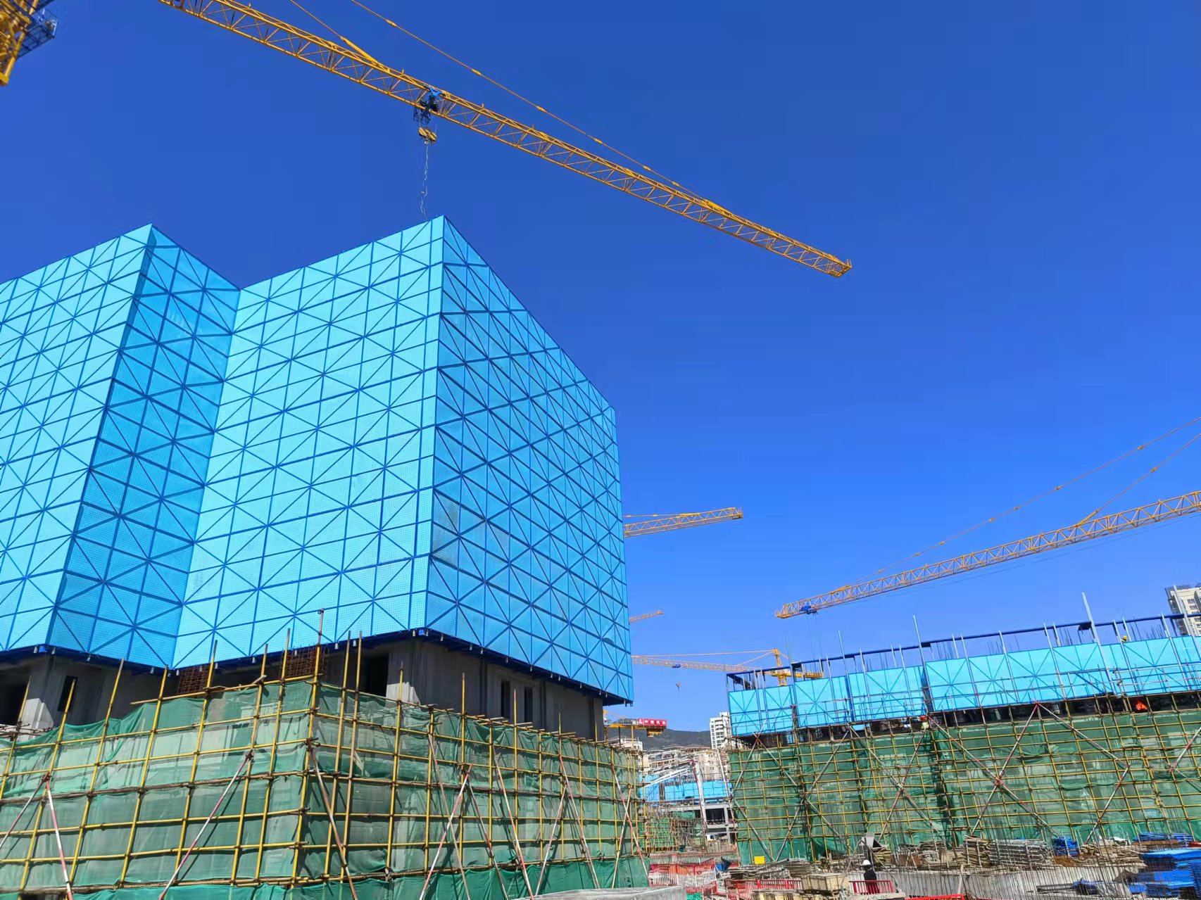 高層建筑使用爬架會大大節(jié)約成本、縮短工期